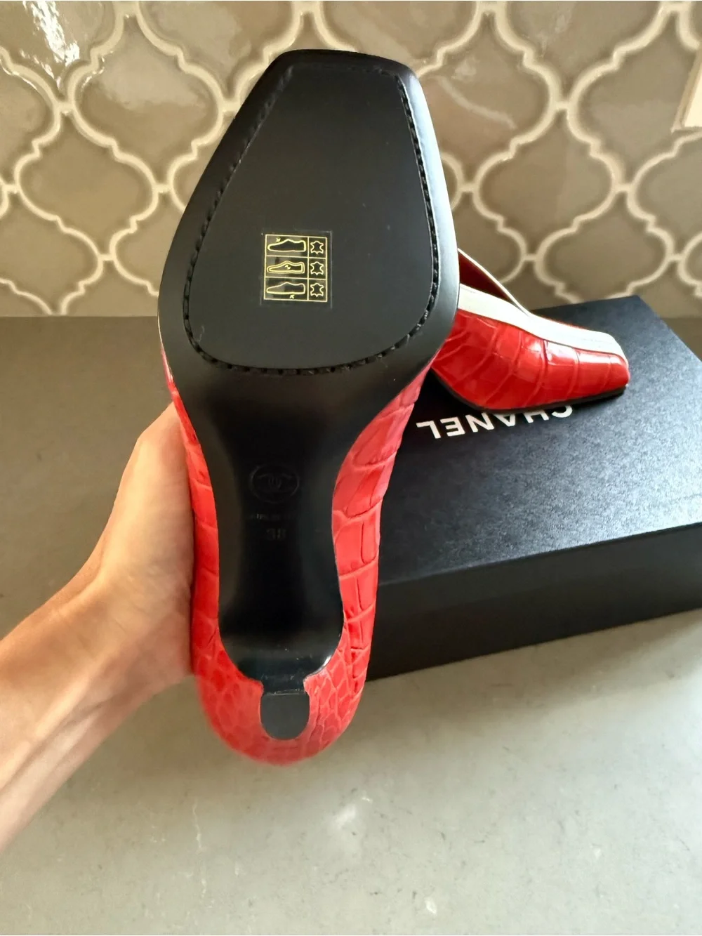 BNWT Chanel 26S Croc Embossed Patent Coral White Leather Pumps Shoes Size 38